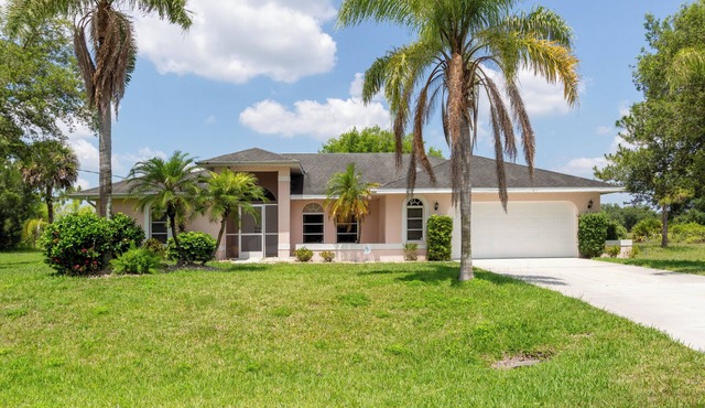 Villa Conny, Large Pool Home in Quiet Neighborhood.