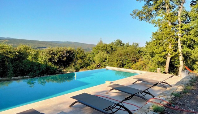 VILLA CONTEMPORAINE in CERESTE-EN-LUBERON 6 people, infinity pool