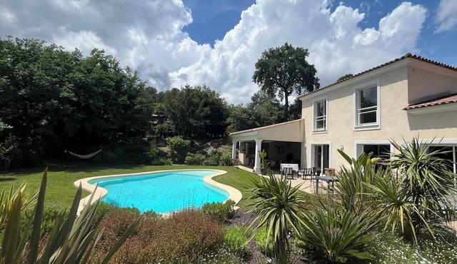 Villa Contemporaine Lumineuse au Calme Avec Piscine