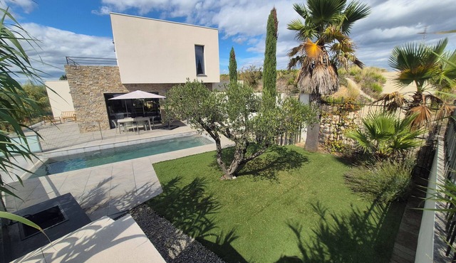 Villa Contemporaine Avec Piscine à Débordement