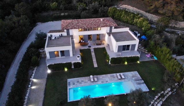 Villa Contemporaine à Aix-en-provence Avec vue et Piscine XXL