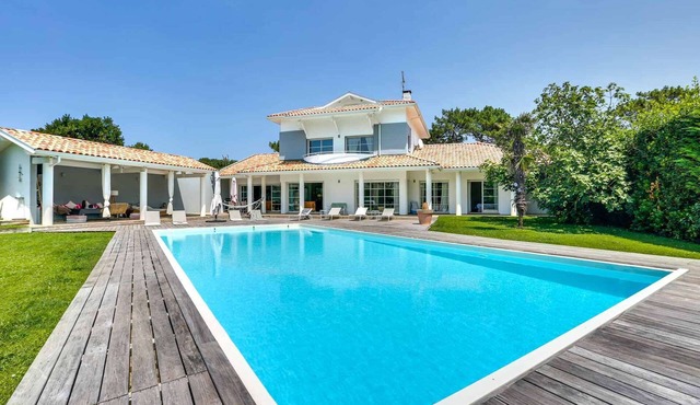 Villa contemporaine avec piscine chauffée entre centre et plages