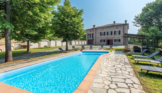 VILLA CORNELIA, ENTIRE VILLA WITH PRIVATE POOL in Corneliano d'Alba