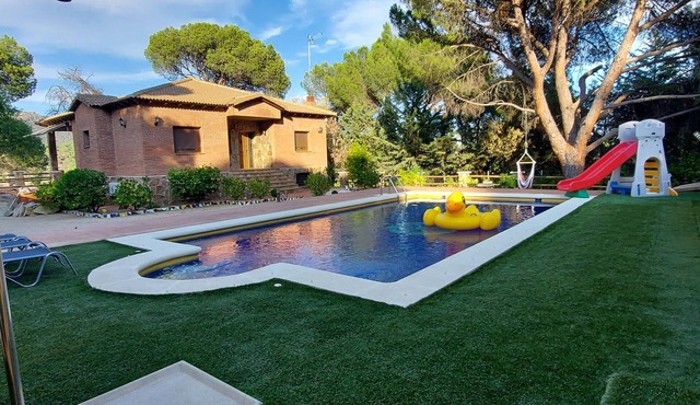 Villa Costa Madrid with private pool and views of the reservoir, up to 10 people.