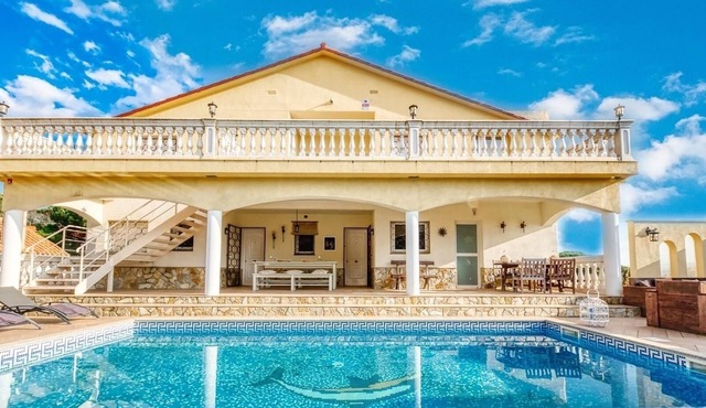 Villa "Costacabana - Villa Madonna", Mountain View, Terrace, Private Pool & Wi-Fi