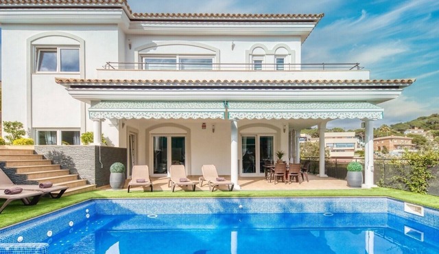 Villa 'Costacabana - Madison' with Private Pool, Private Terrace and Wi-Fi