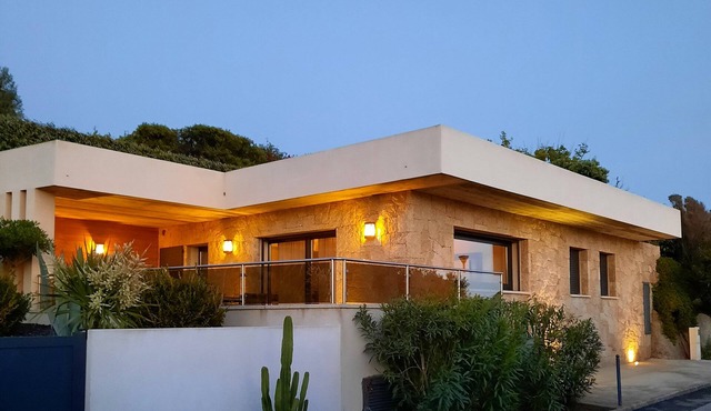 Villa Côté Port in the heart of the fishing village with sea view. Air conditioning, WIFI