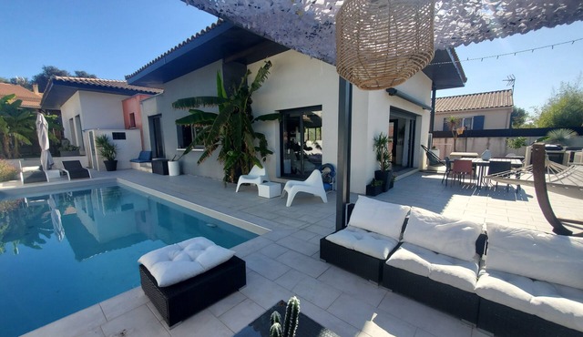 Villa Coutach Modern, spacious and ideal for families with swimming pool.