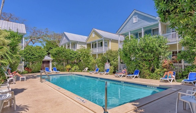 *VILLA CUBANA @ OLD TOWN* Comfy Cottage Near Duval + LAST KEY SERVICES.