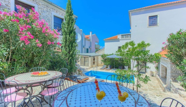 Villa Cubismo - with a pool for 18 guests, close to restaurants and cafes by MyWaycation