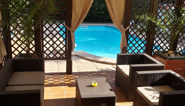 Villa Cunit mainstreet with private pool 500m beach and near Barcelona (train)