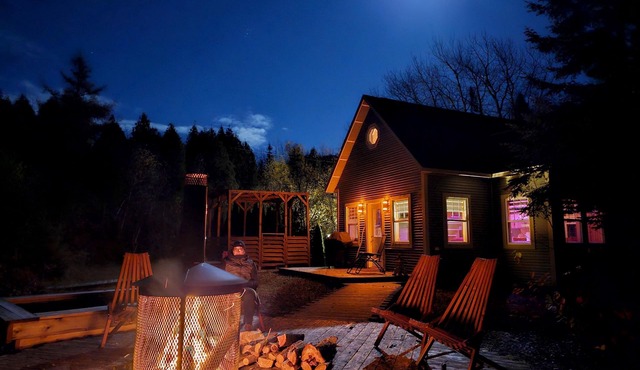 Villa De L'Épervier, Watherfront. Between sea and mountains. Private Hot tube.