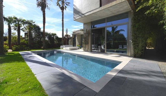Villa de diseño con piscina, sauna, Txoko Vasco y garaje para 5 coches