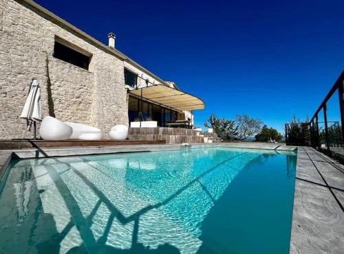 Villa d'Exception avec Vue Panoramique et Piscine Chauffée