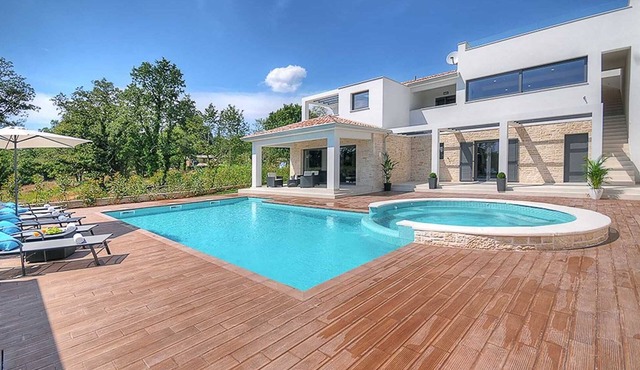 Villa Dahlia Belle with Pool