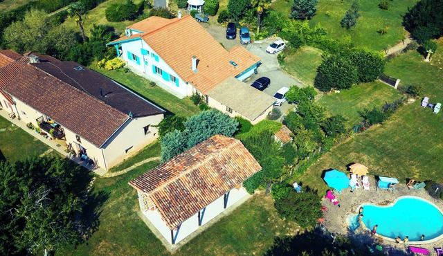 Villa Daisy large house with private garden and access to large garden with pool