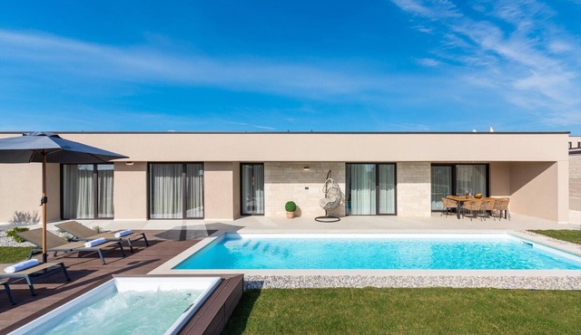 Villa Daleo with private heated pool and jacuzzi.