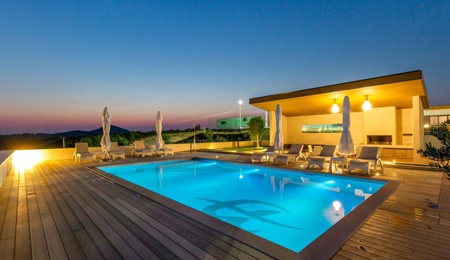 Villa Dalma Platinum - 5 Bedroom Villa - Sauna - Tennis Court - Gym - Rural
