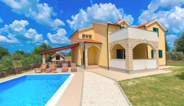 Villa Dalmacija Four Bedroom Villa with the pool