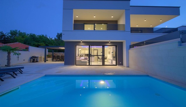 Villa Dama with heated pool and Seaview