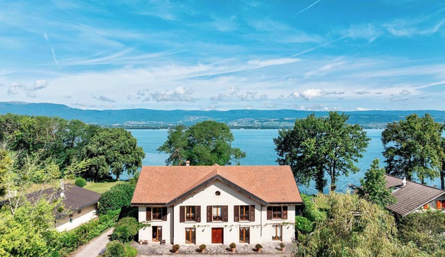 Villa Dame du Lac - Waterfront Masterpiece