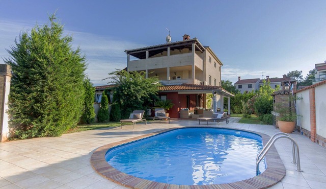 Villa Dana near the beach and the center of the town 6+2