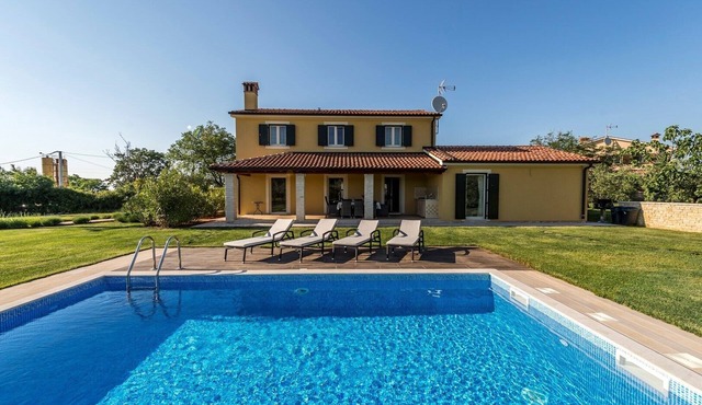 Villa Danelon with Pool and Olive Grove View