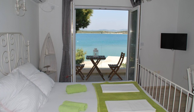 Villa Danica - studio apartment with direct sea view, 4 stars