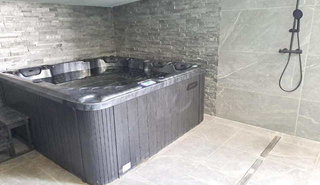 Villa de 3 chambres avec piscine interieure jacuzzi et wifi a Lespignan