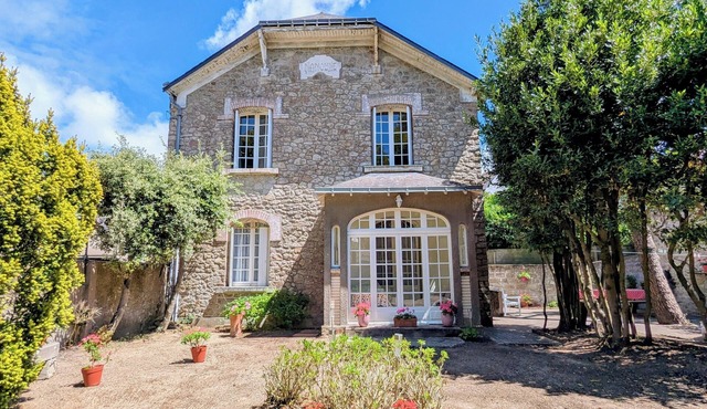 VILLA DE CARACTERE DANS UN JARDIN ARBORE CLOS A 5MN DES COMMERCES ET DE LA PLAGE