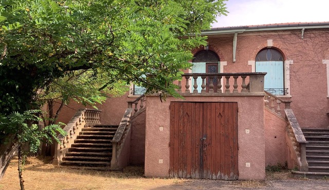 Villa de Charme Rétro Avec Jardin Ombragé Dans le Centre de La Tour de Salvagny