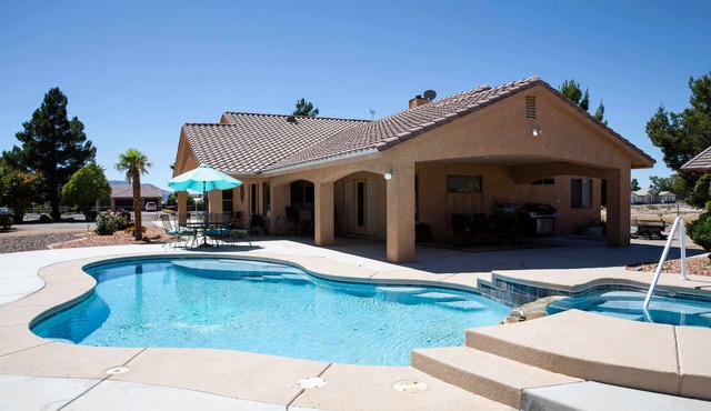 VILLA DE FLORENZA custom home with pool and jacuzzi on fenced acre