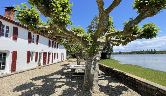 Villa de Caractère Dans un Cadre Unique au Bord de Leau