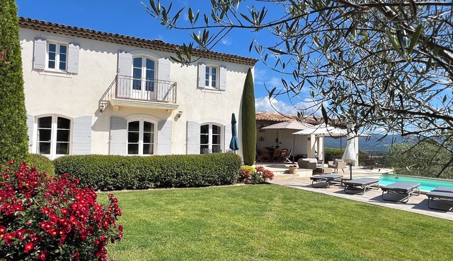 Villa de Grand Standing sur Golf de Pont Royal (5 bedrooms & heated pool)