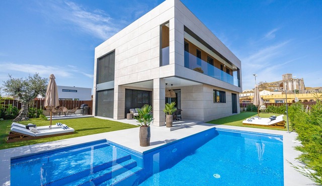 Villa de Lujo en Costa Brava, 5 Min. de la Playa