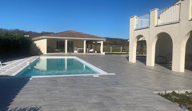 Villa de Lidia - between friends-family-colleges, near MEETT/pool/parking/Clim