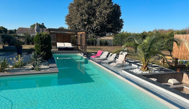 Villa "De L’isle" with Private Pool, Wi-Fi, and Air Conditioning