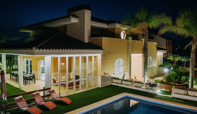 Villa de Lujo de 7 Hab. 470 M2.con Piscina. Parcela de 1,000 m2. Playa Corinto