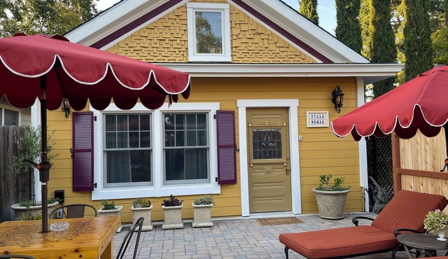 "Villa De Mar" Extended stay Downtown Napa Retreat. Stroll to All!