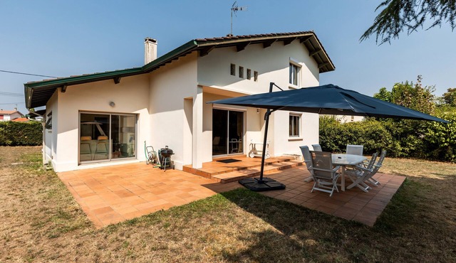 Villa De Monzie – Comfort, Charm, and Tranquility in the Heart of Bazas