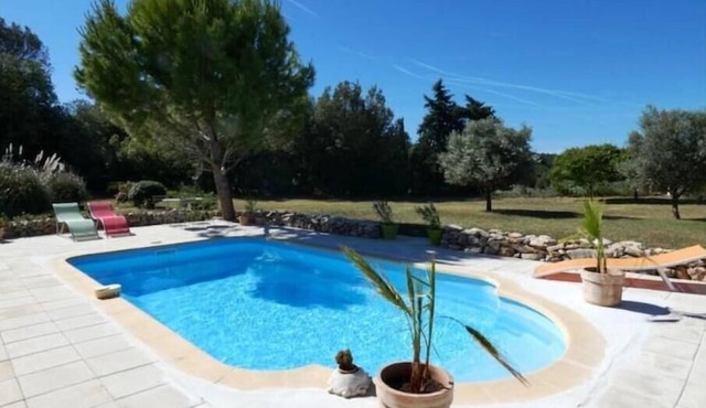 Villa de plain pied avec terrasse, BBQ et piscine