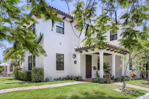 Villa del Flamingo - Modern Living & Poolside Escape in Flamingo Park