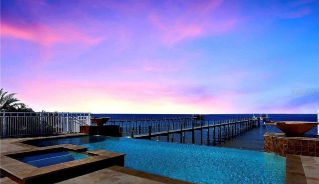 VILLA DEL MAR APOLLO BEACH- STUNNING HOME ON TAMPA BAY WITH GORGEOUS BAY VIEWS!