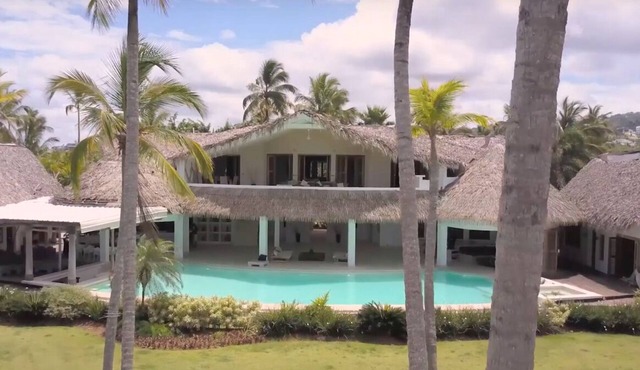 Villa del Mar, Fully Staffed Luxury Beachfront Villa sleeps 28