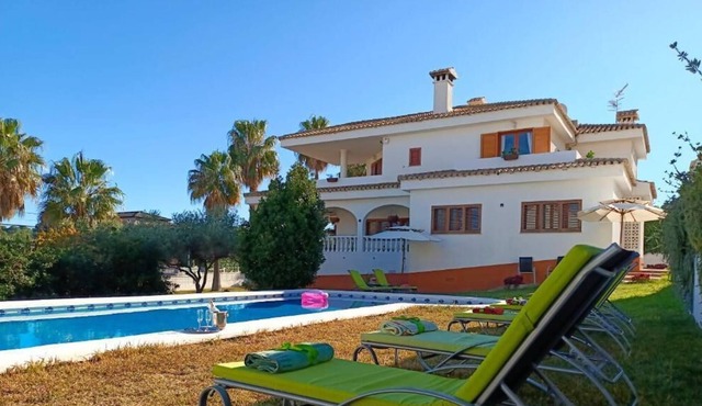 Villa del Mar with Mountain View, Pool, Garden & Wi-Fi