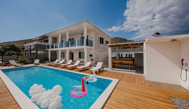 Villa Del Tempo with Pool