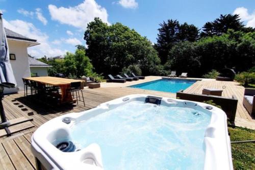 Villa des Abers vue mer, GR34, piscine chauffée