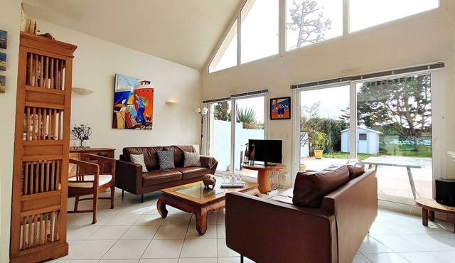 VILLA DES ARTS, Beautiful seaside vacation home with private pool