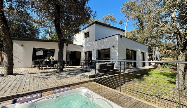 Villa des Dunes: Spa, 600m to Beach, Accessible, Sleeps 8, Brétignolles