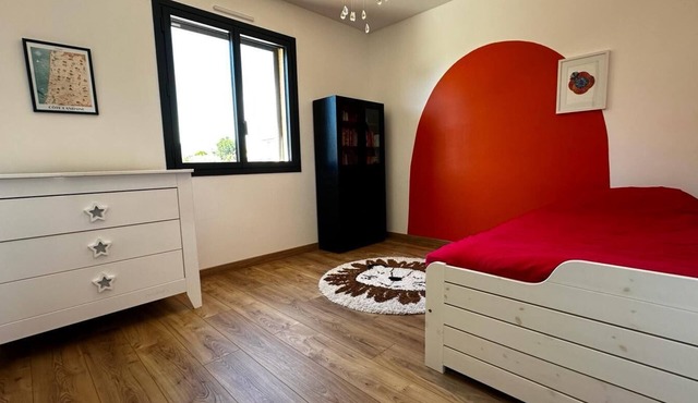 Villa des Oliviers : les Oiseaux, la Piscine.la Ville et la mer Juste à Côté